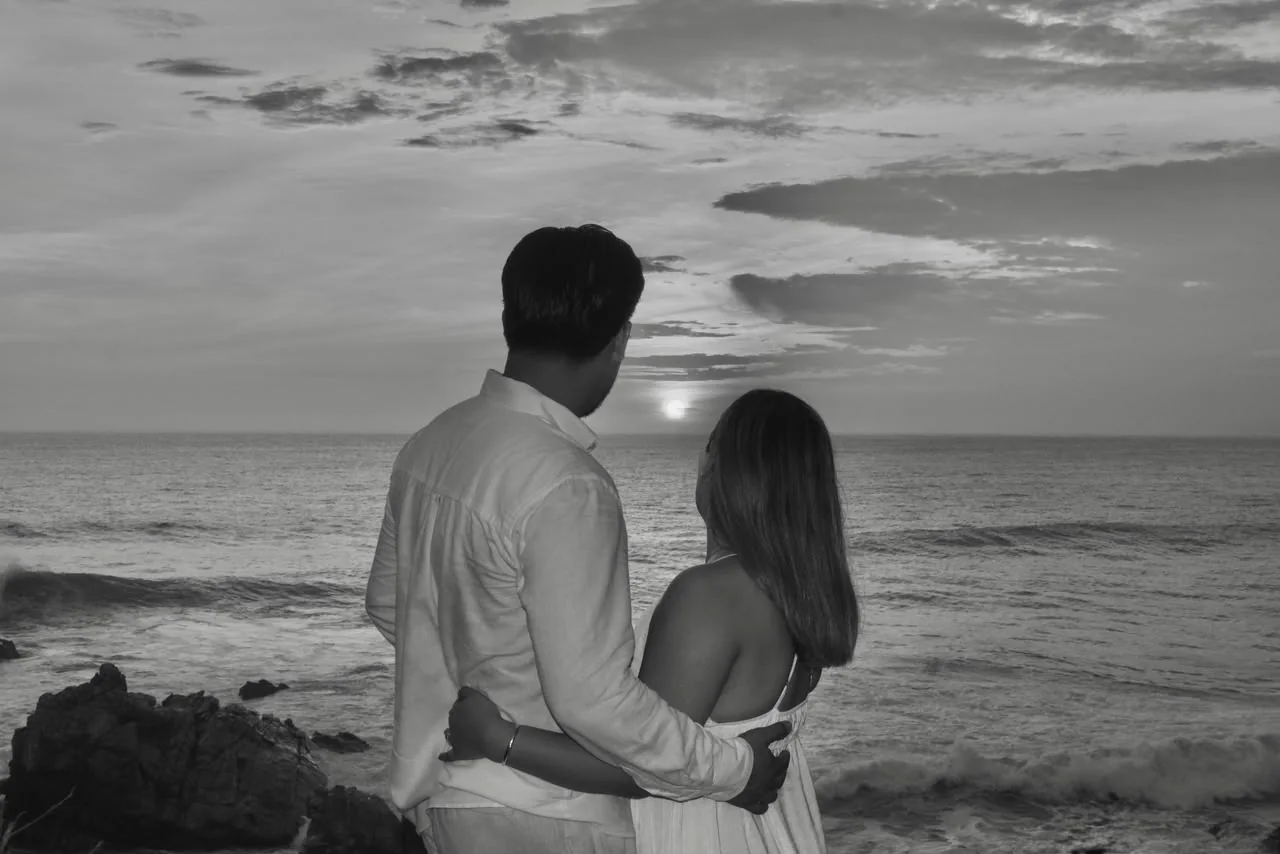 Ita y Josué abrazados mirando el mar