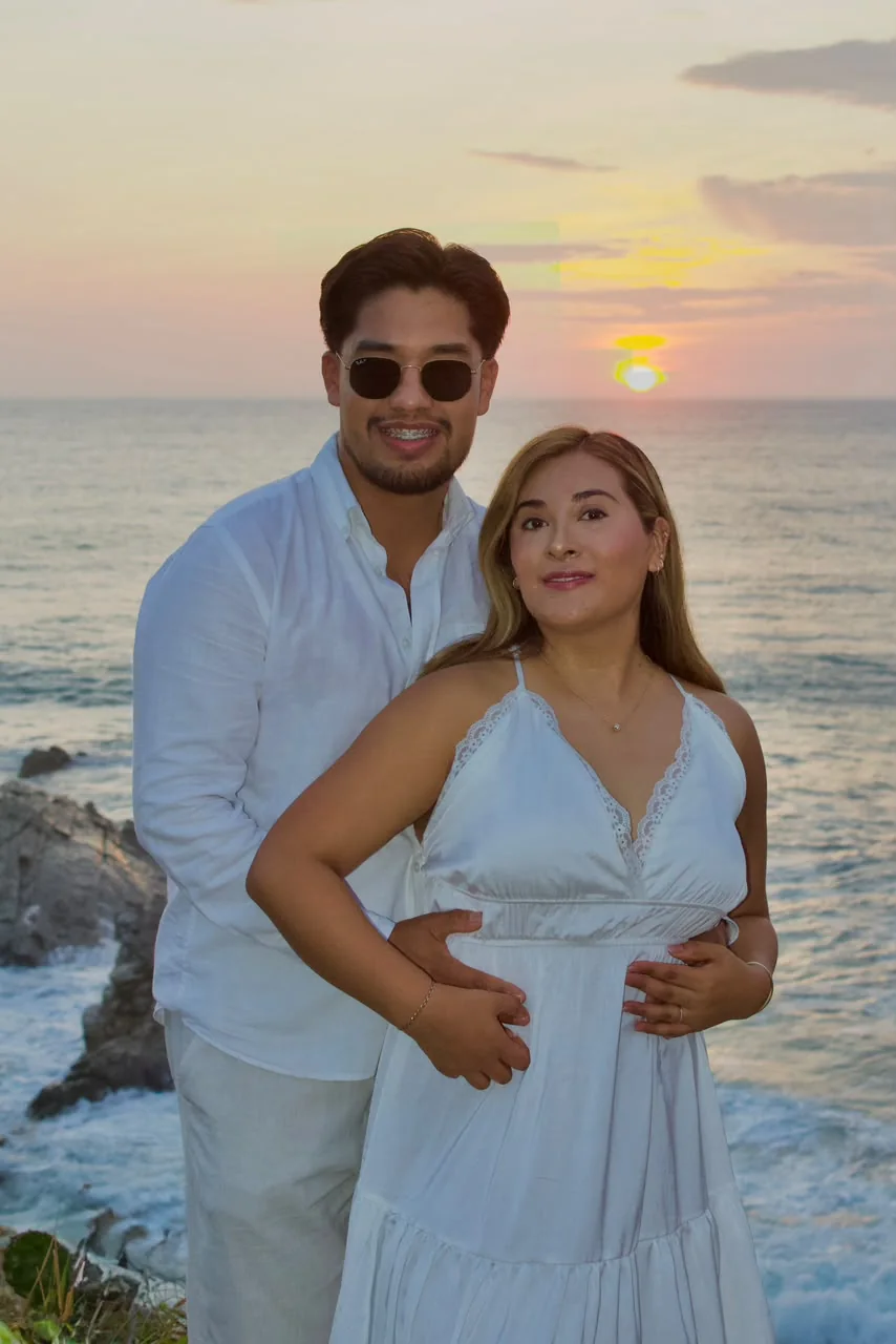 Ita y Josué frente al mar