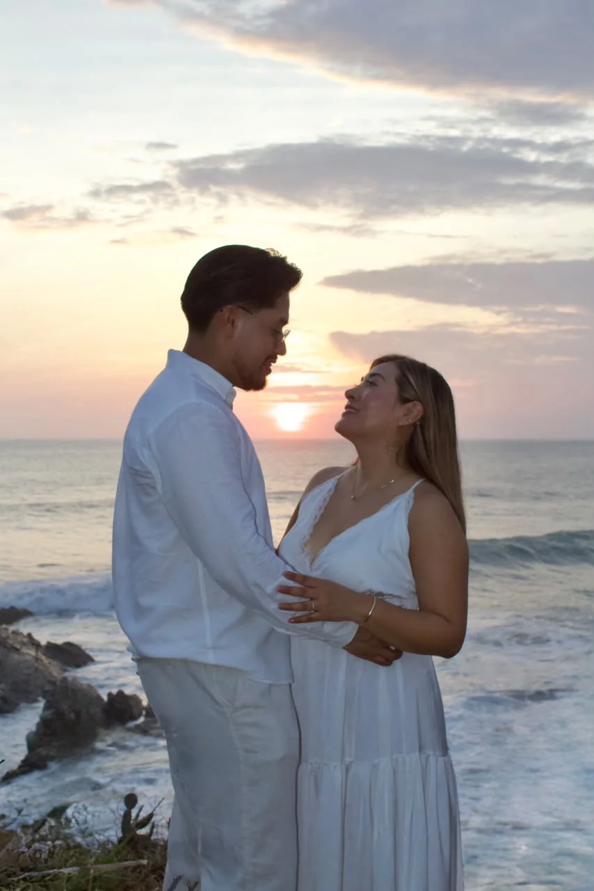Ita y Josué mirándose al atardecer