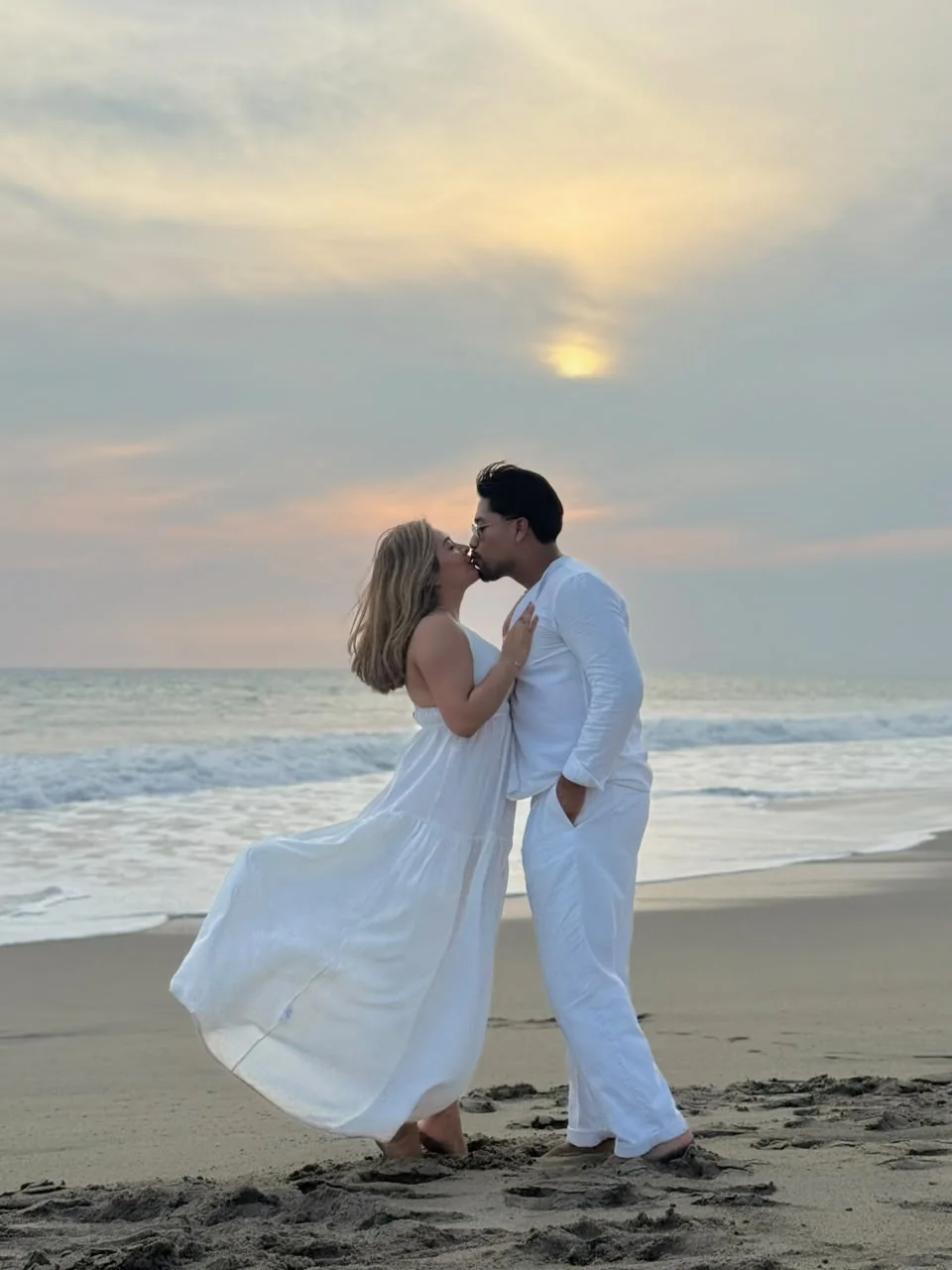 Ita y Josué besándose en la arena