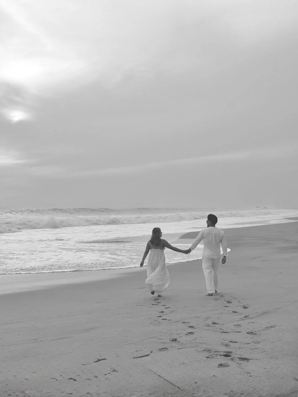 Ita y Josué caminando por la playa