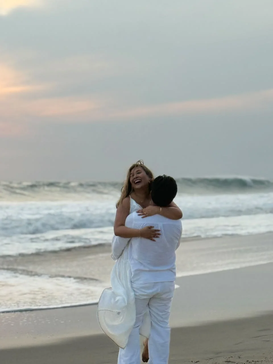 Ita abraza a Josué en la playa
