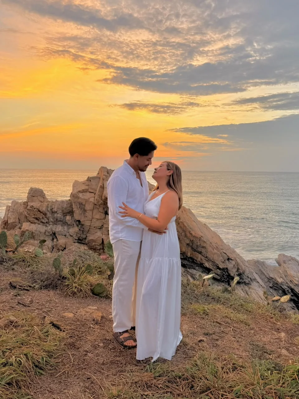 Ita y Josué sobre las rocas al atardecer