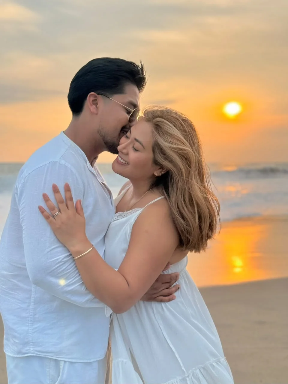 Ita y Josué abrazados al atardecer