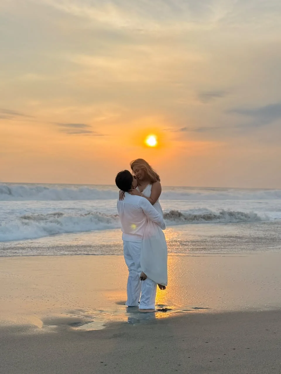 Ita y Josué en el mar al atardecer