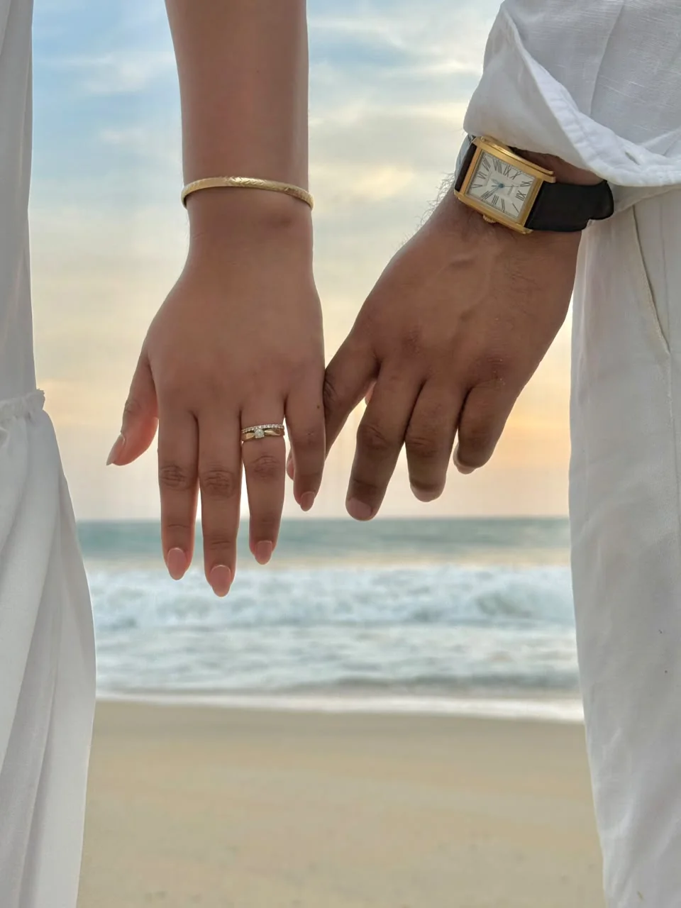 Las manos de Ita y Josué con el anillo de compromiso
